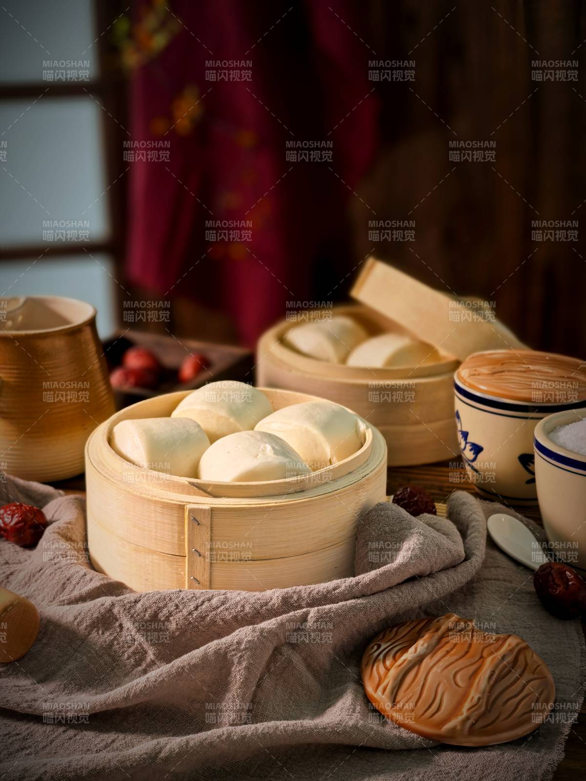 蒸笼里的白馒头图片