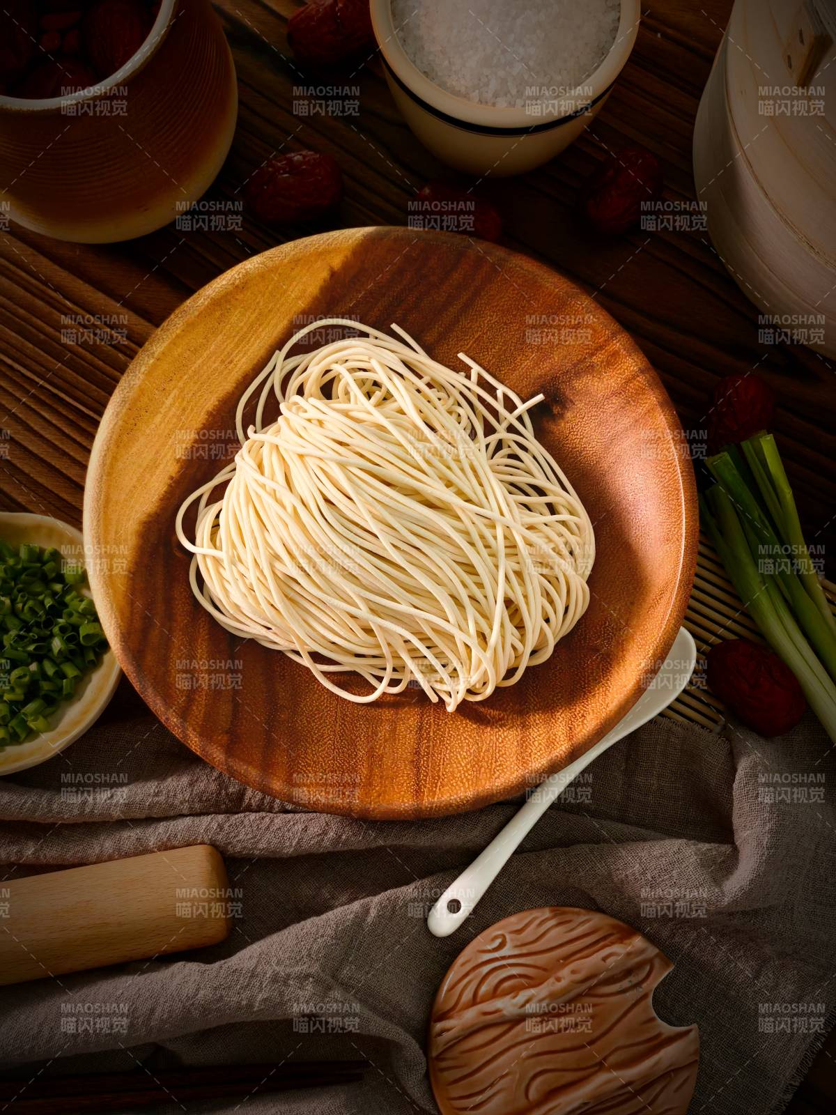木盘面条静物图图片