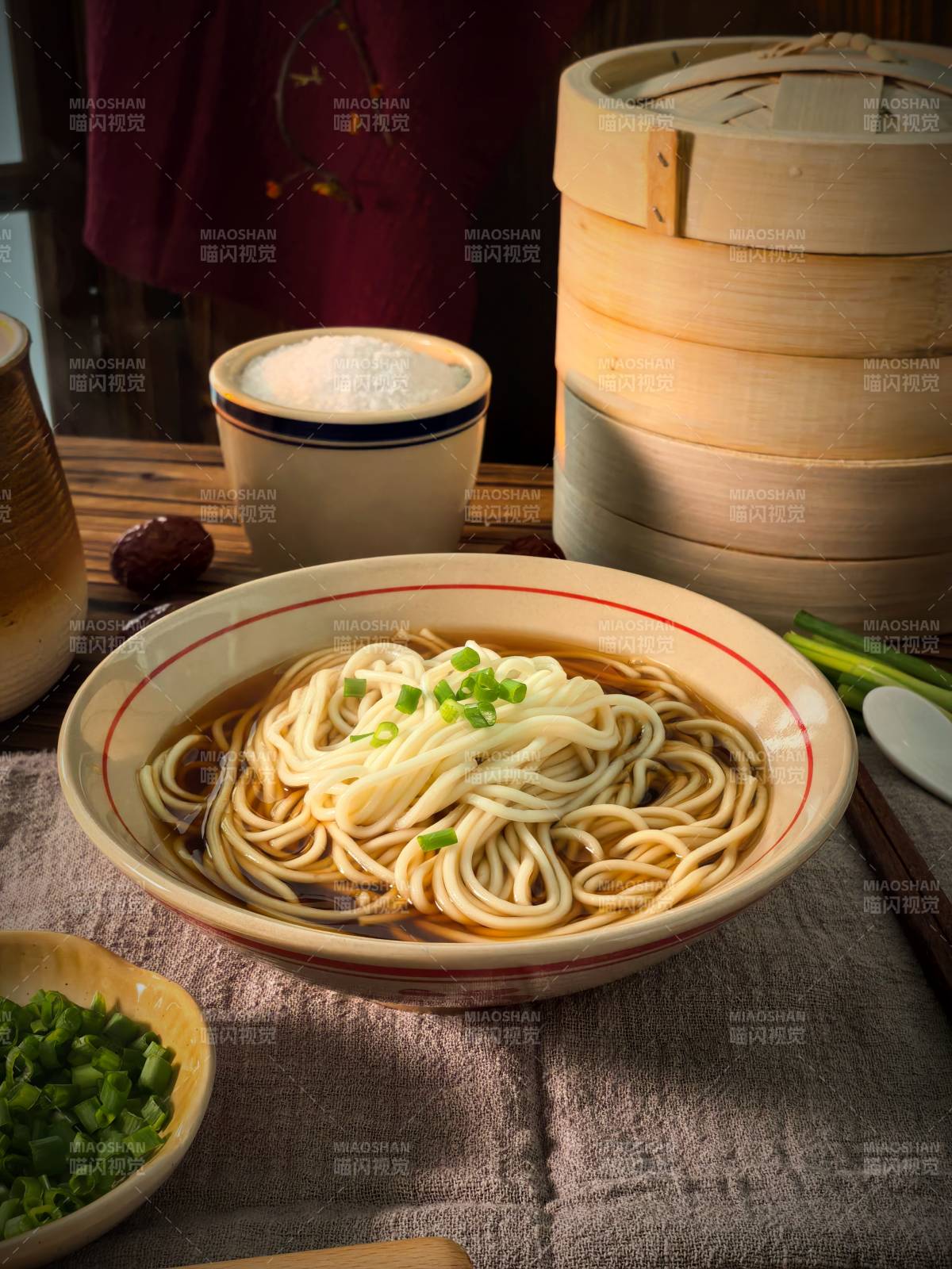 热腾腾的面条图片