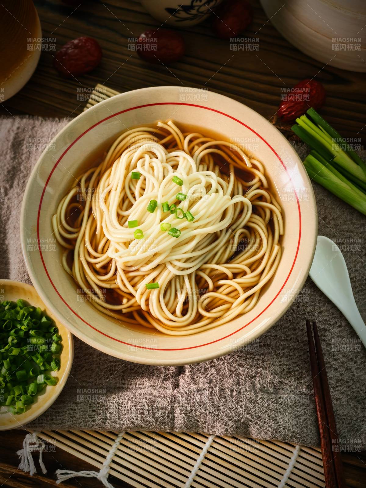热汤面配葱花图片
