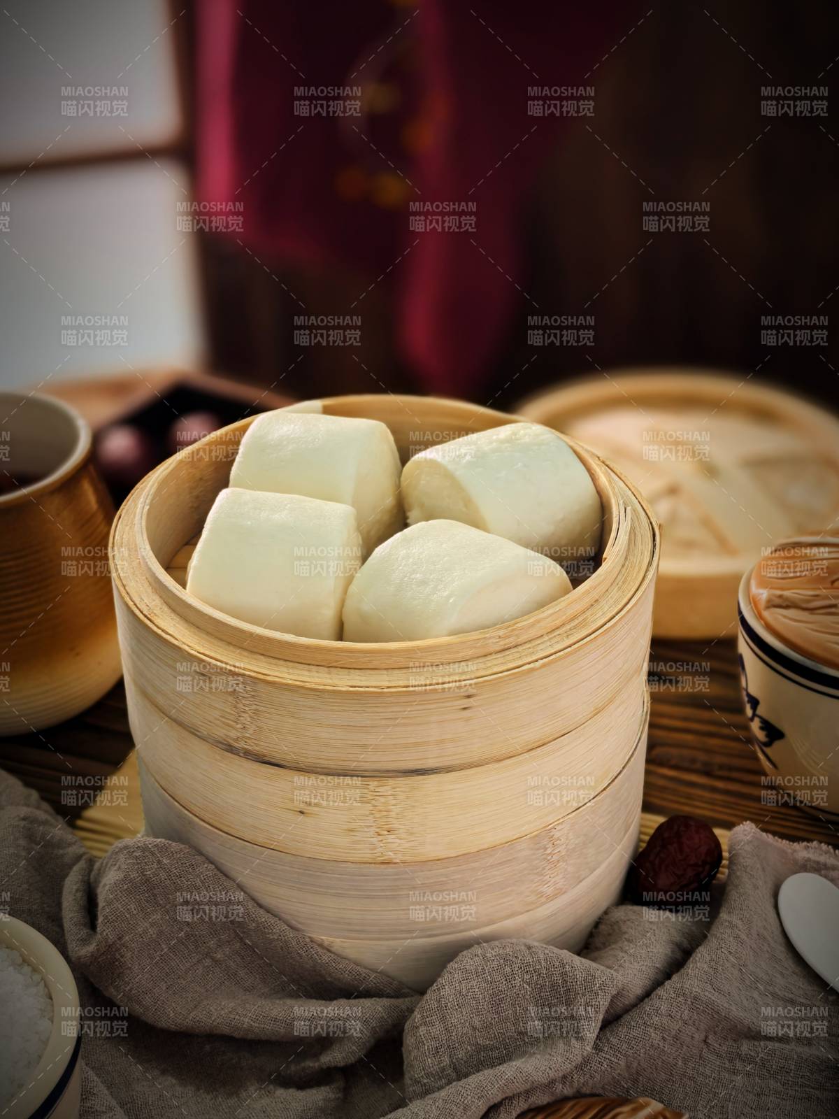 蒸笼里的白馒头图片