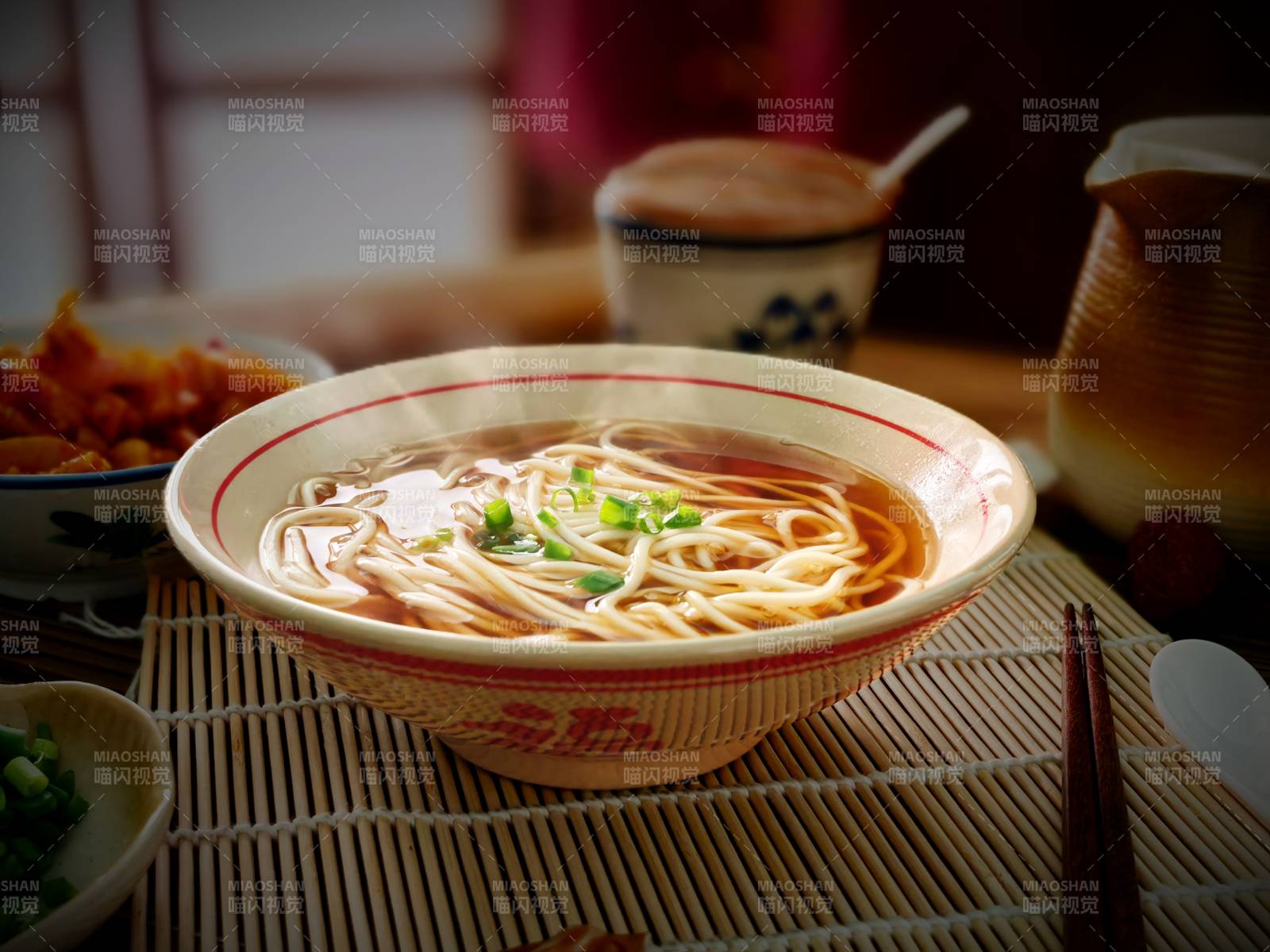 热腾腾的拉面碗图片