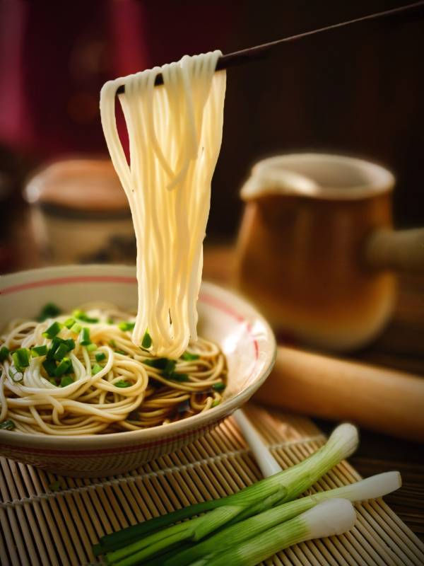 热腾腾的面条图片