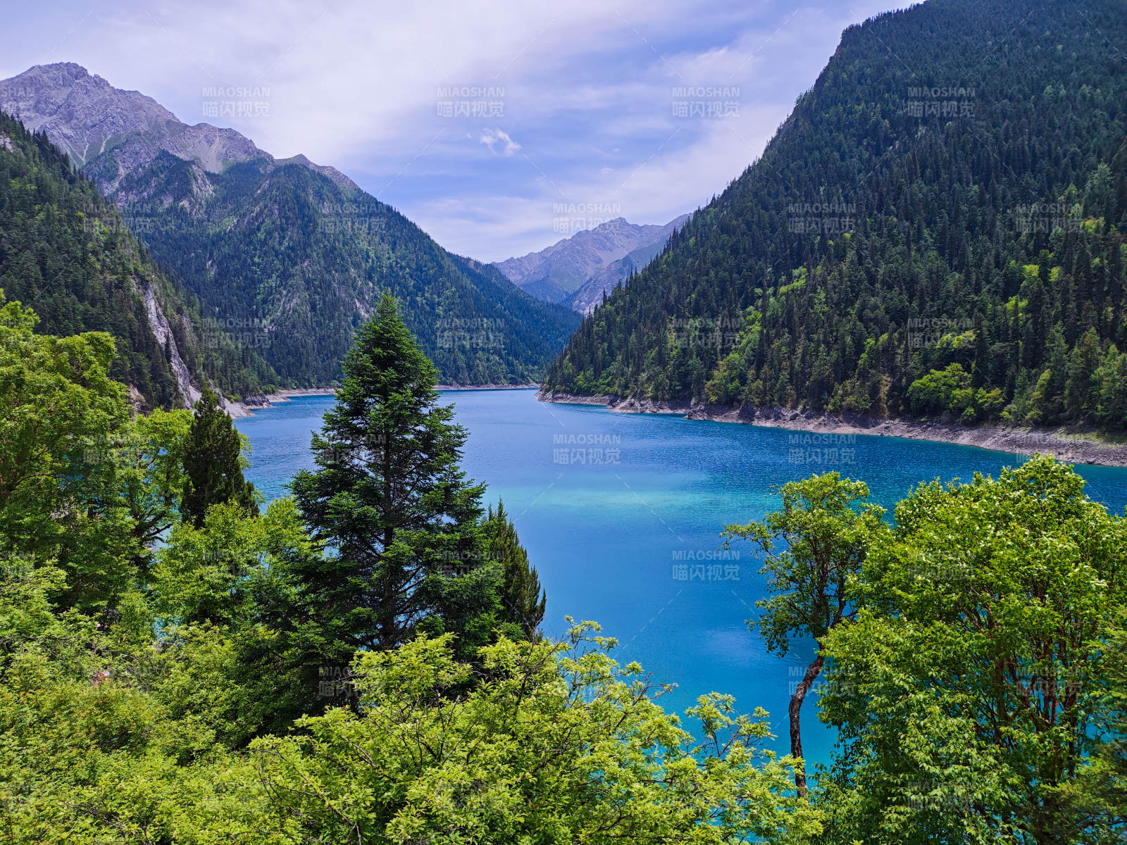 九寨沟碧湖青山如画图片