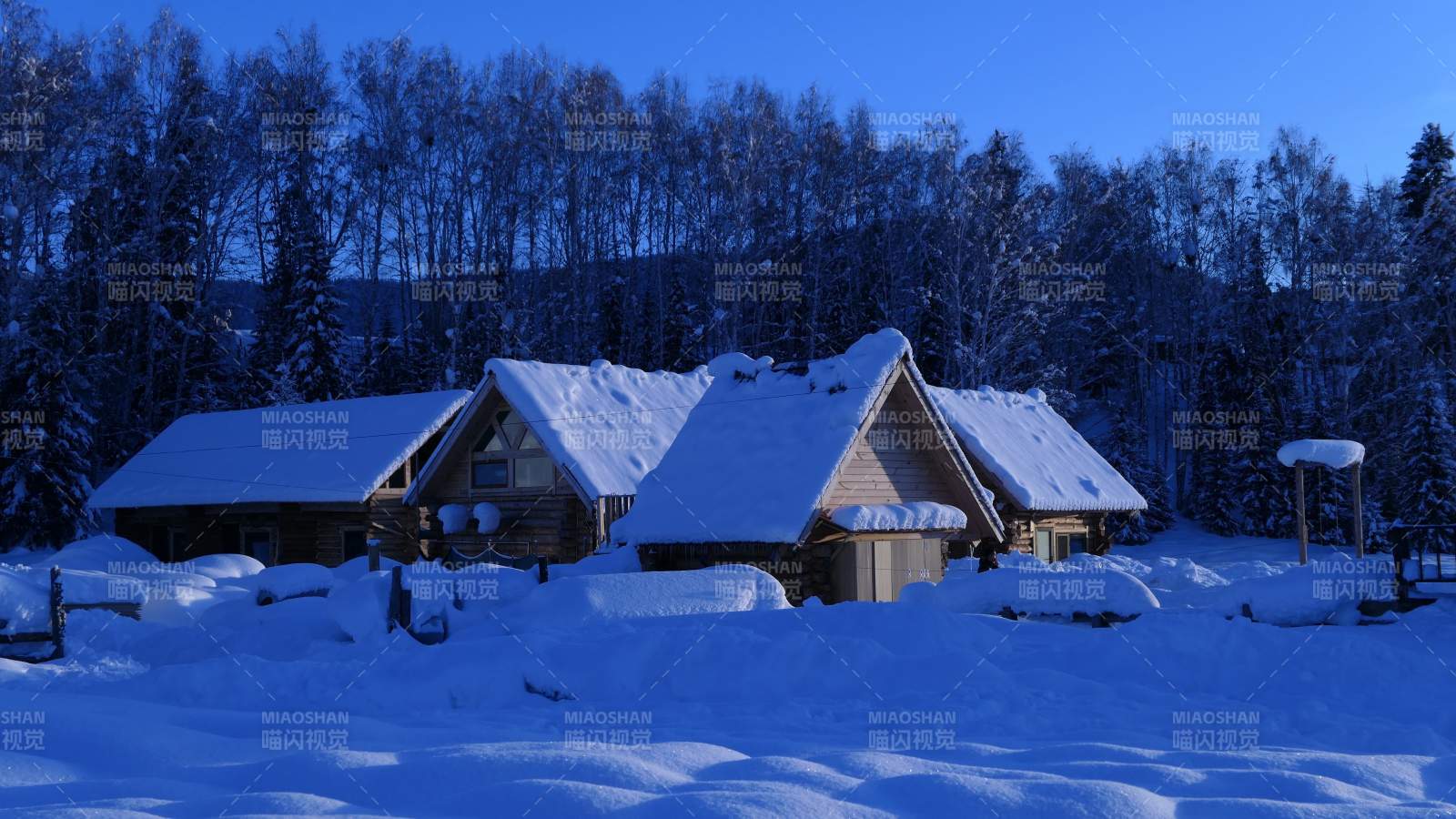 雪夜木屋静谧景图片