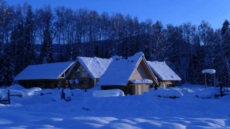 雪夜木屋静谧景图片