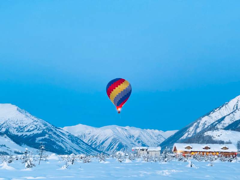 雪原热气球图片