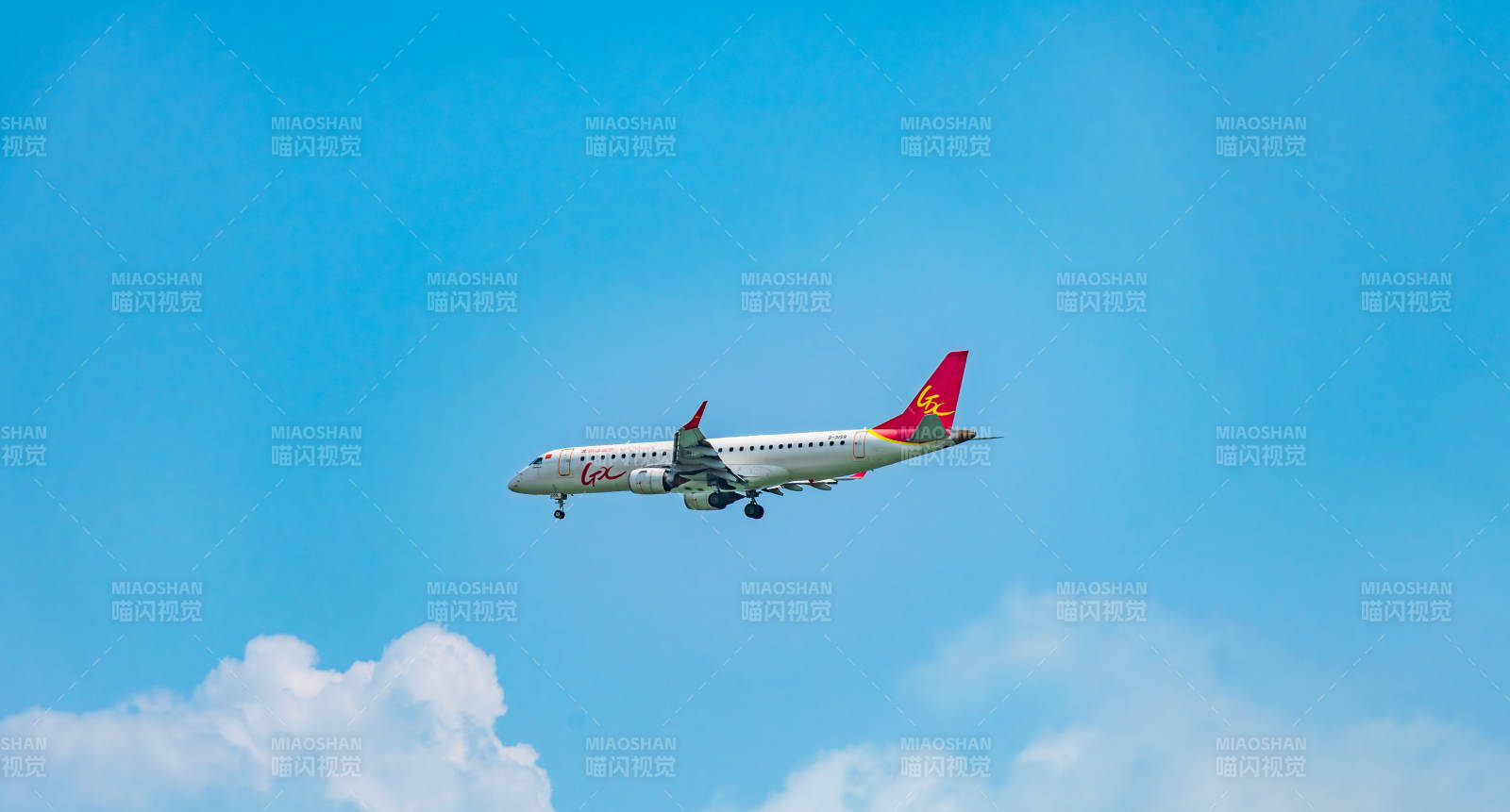 飞机翱翔蓝天图片