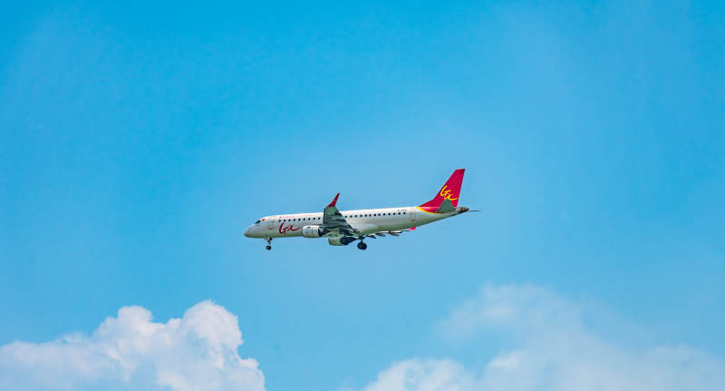 飞机翱翔蓝天图片