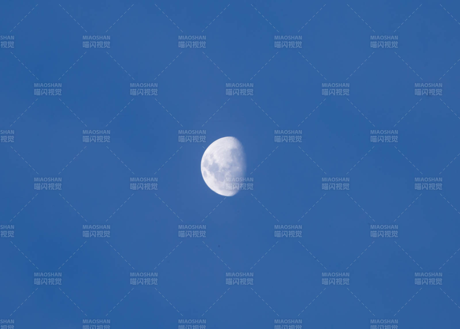 蓝空中的半月图片