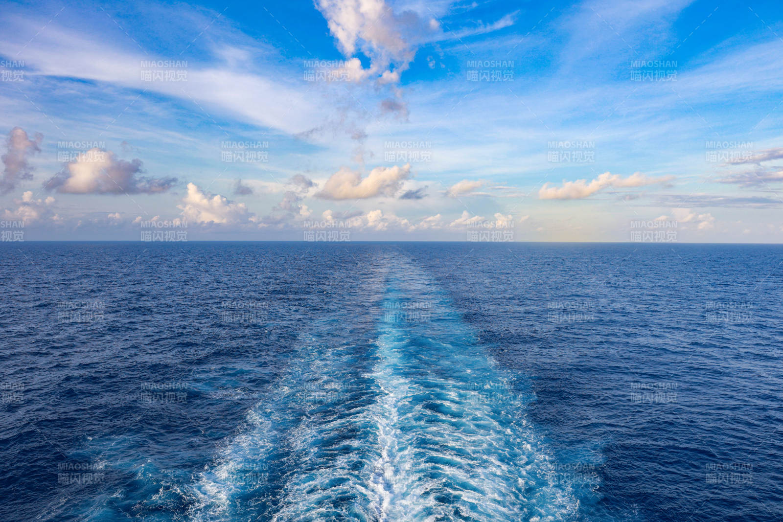 碧海蓝天航迹图片