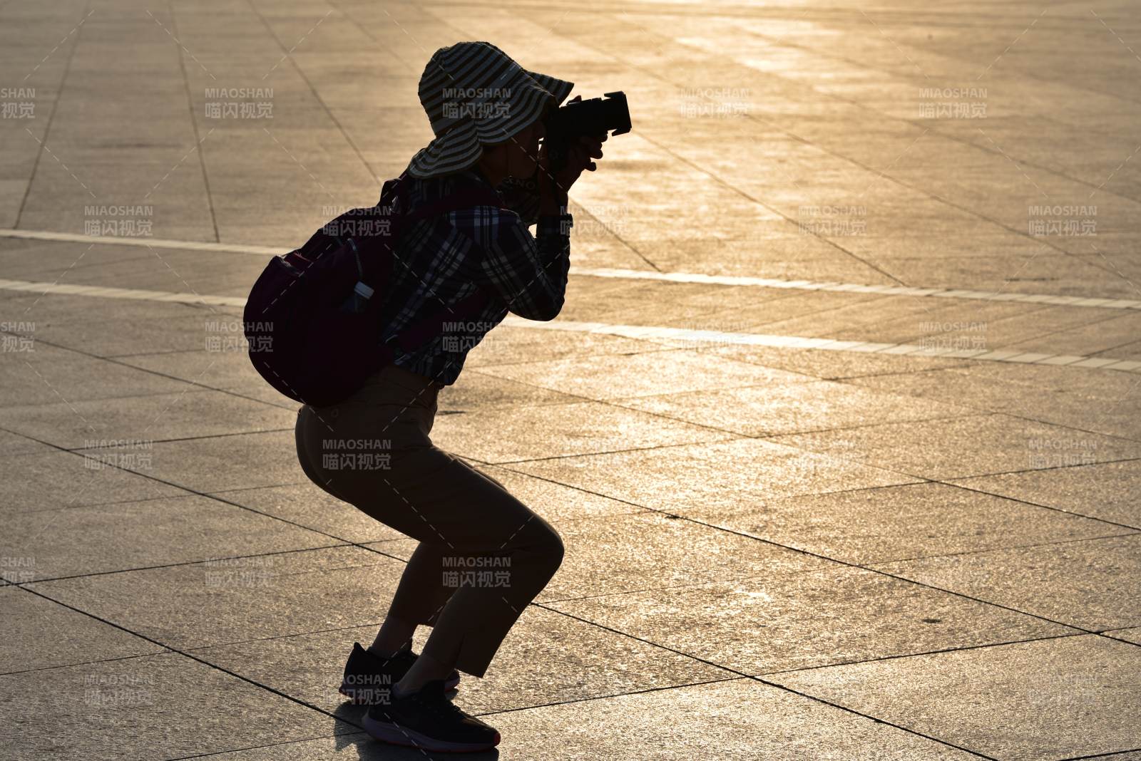 光影中的摄影者图片