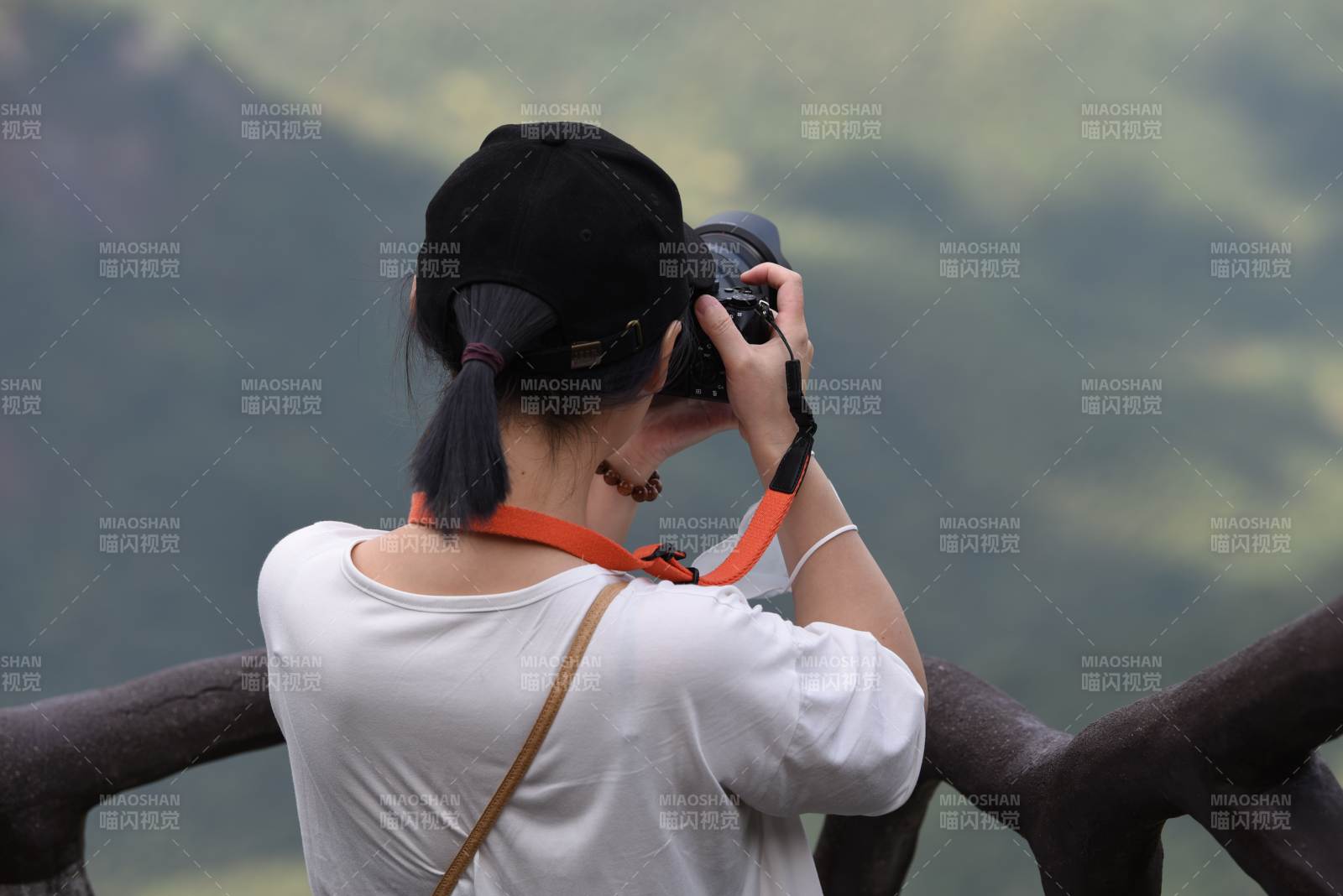 山间摄影留影图片