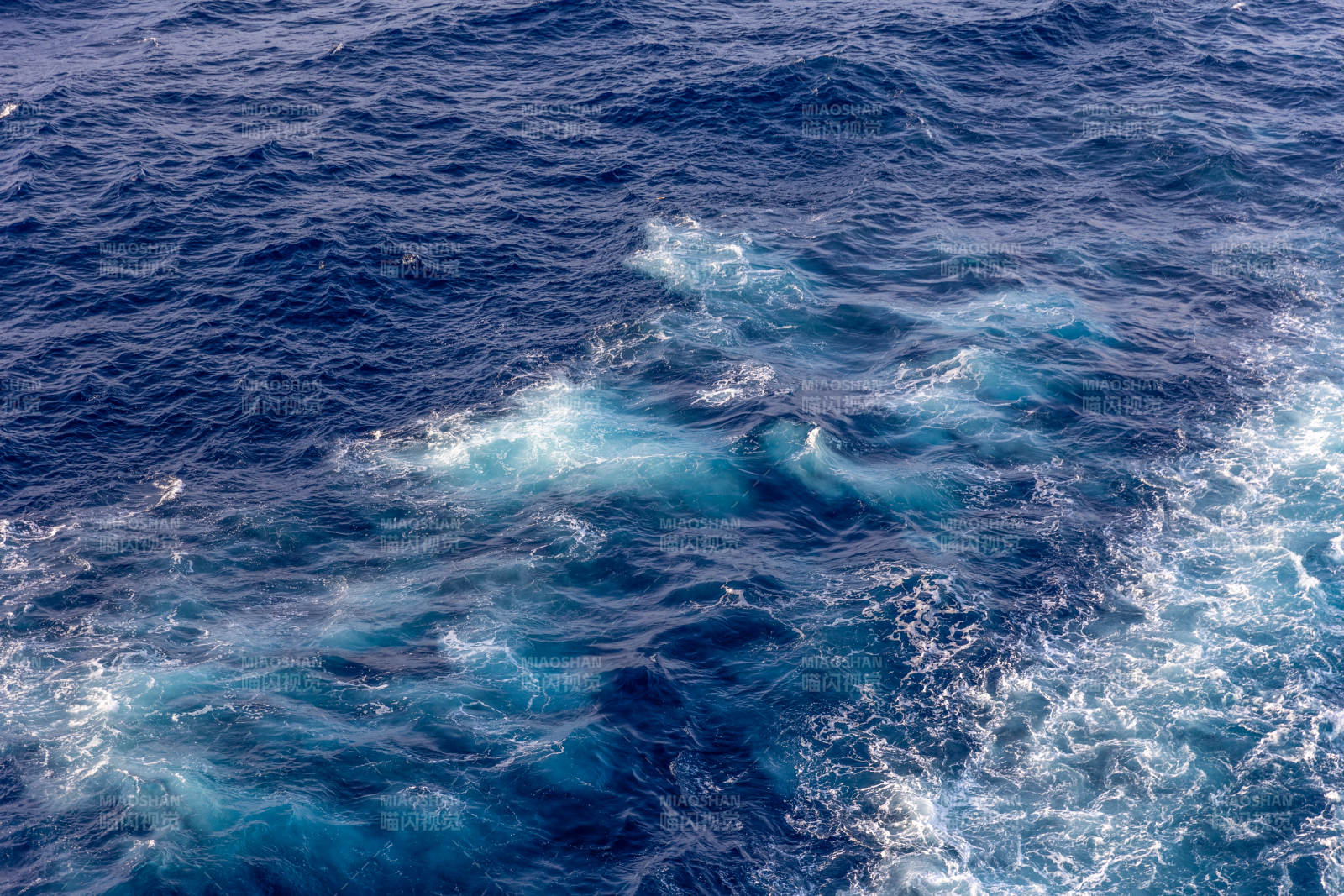 碧海波涛翻涌图片