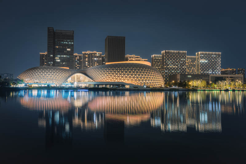 金沙湖大剧院 夜幕下的城市倒影图片
