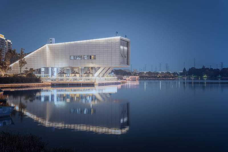 金沙湖湖畔现代建筑夜景图片