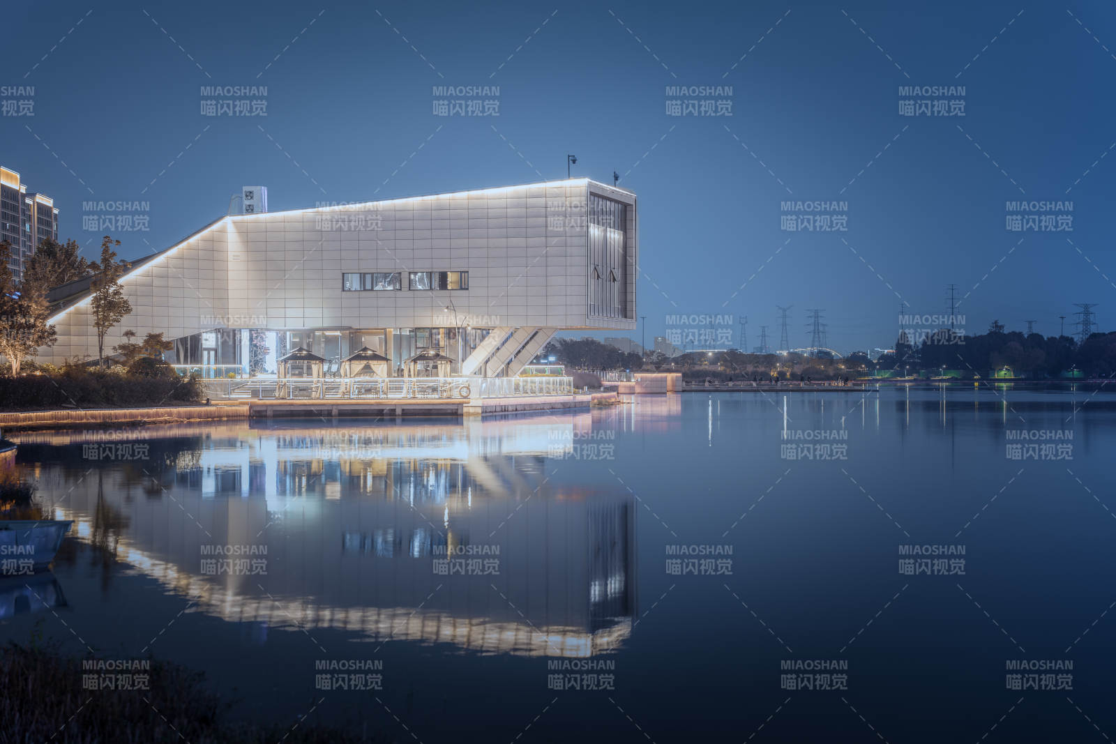 金沙湖湖畔现代建筑夜景图片