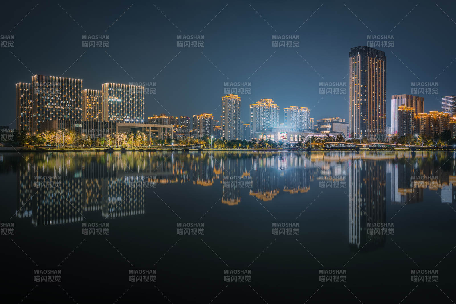 金沙湖夜幕下的城市倒影图片