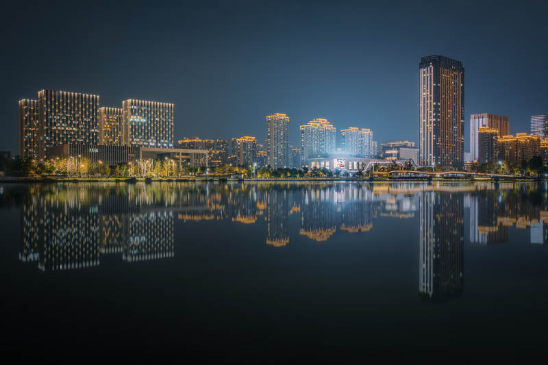 金沙湖夜幕下的城市倒影图片