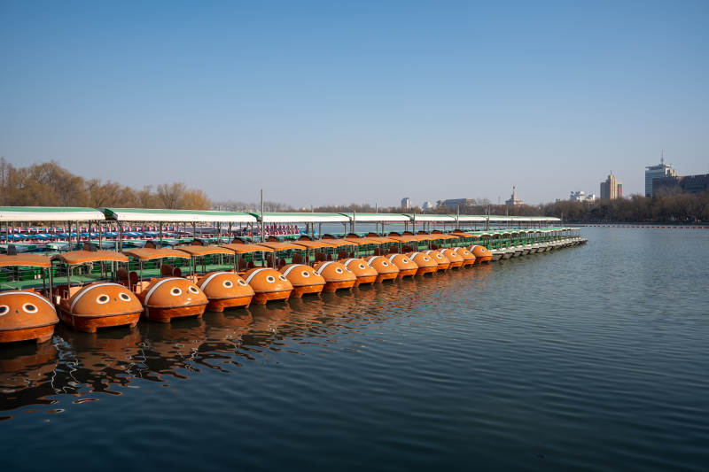 湖畔游船队列图片