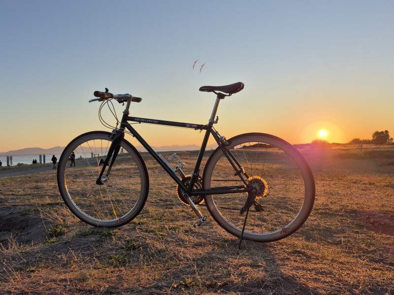 日落单车剪影图片