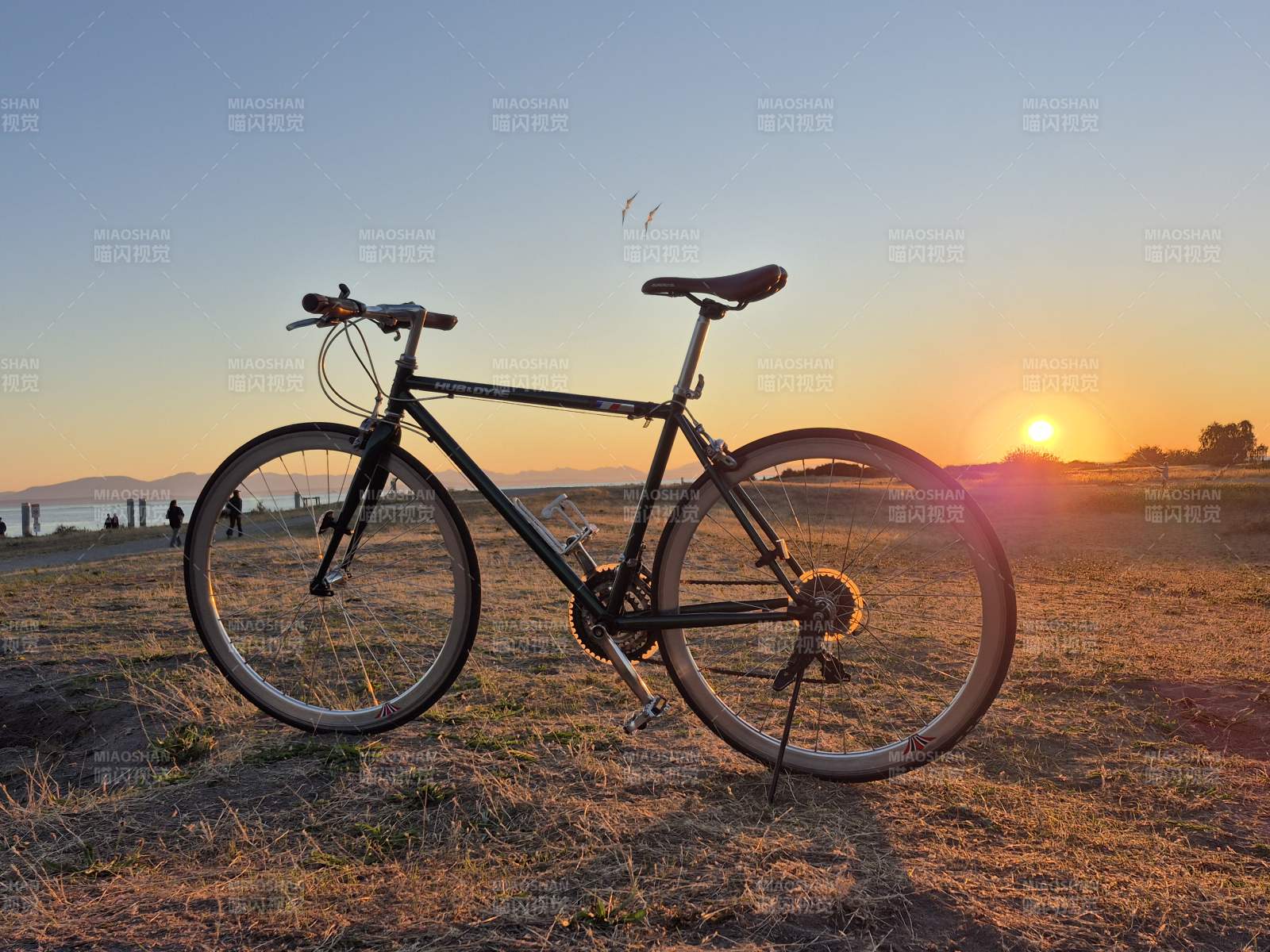 日落单车剪影图片
