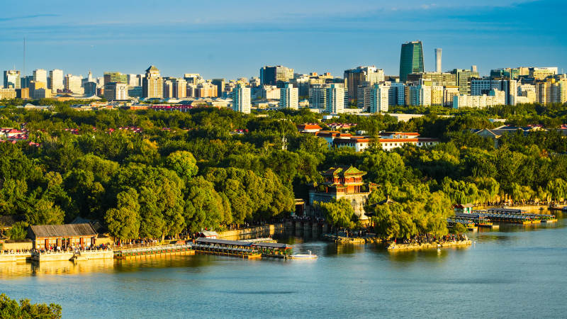 颐和园昆明湖畔城市风光图片