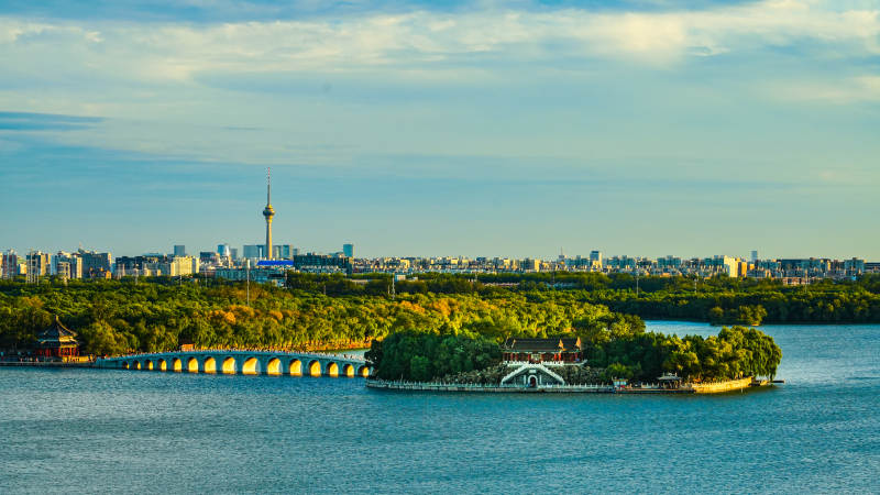 颐和园昆明湖湖光塔影映城景图片