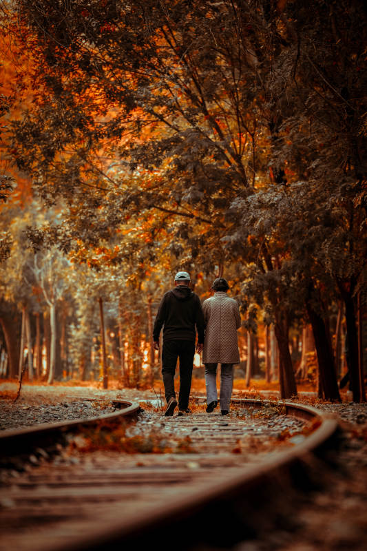 秋季老人铁轨行图片