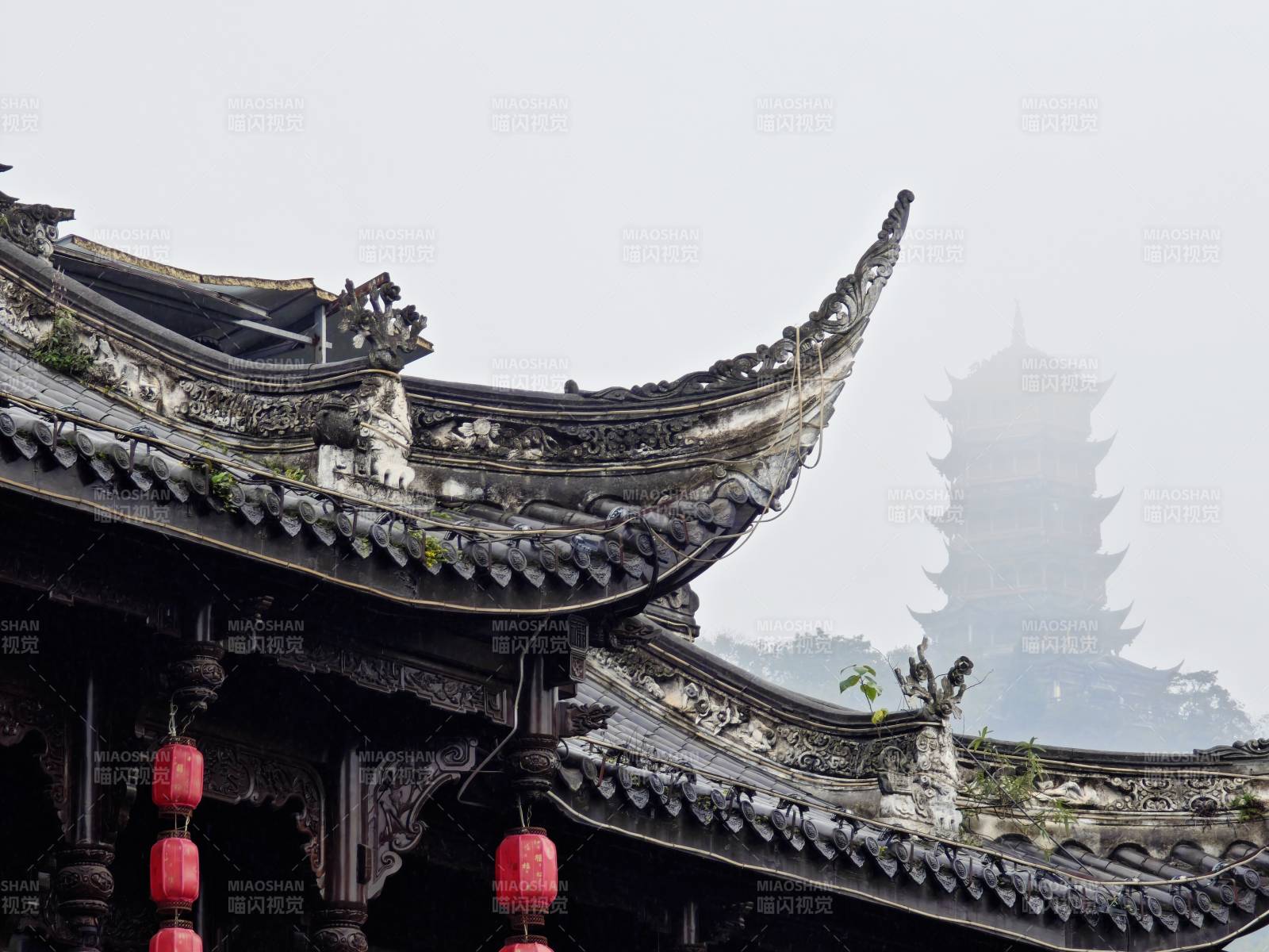 古建筑飞檐与塔影图片