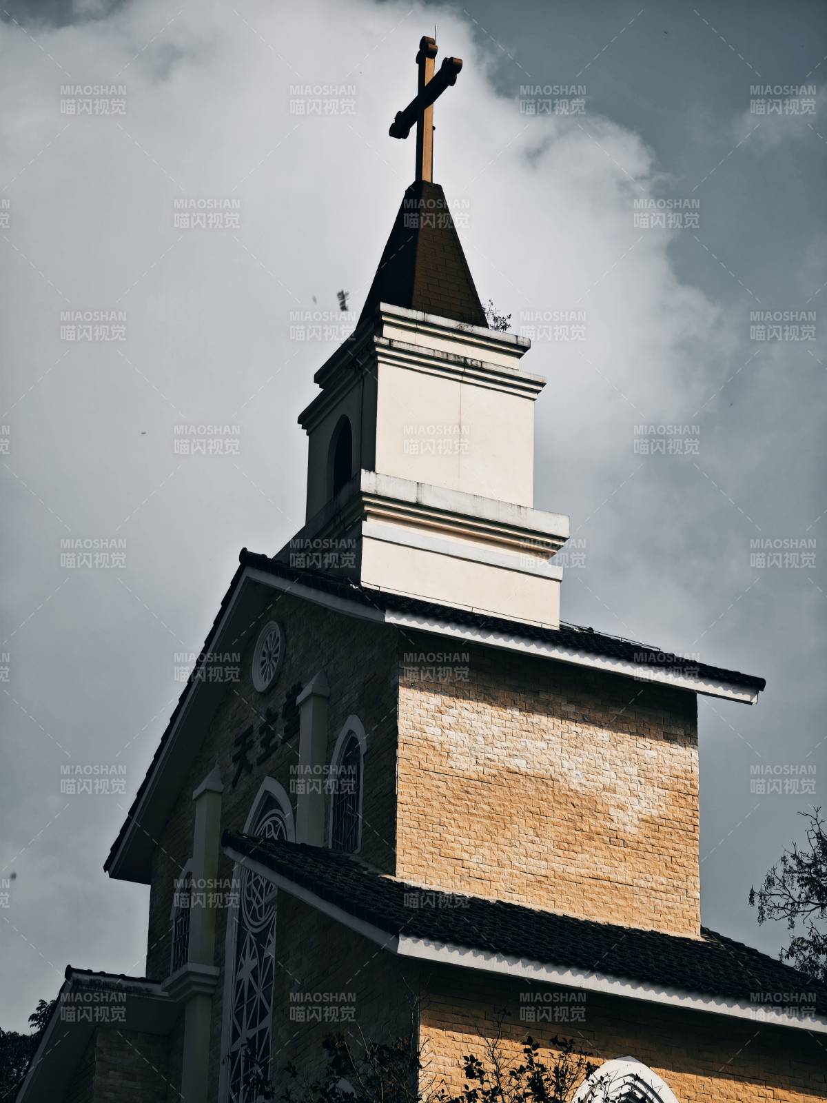 教堂尖顶与十字架图片