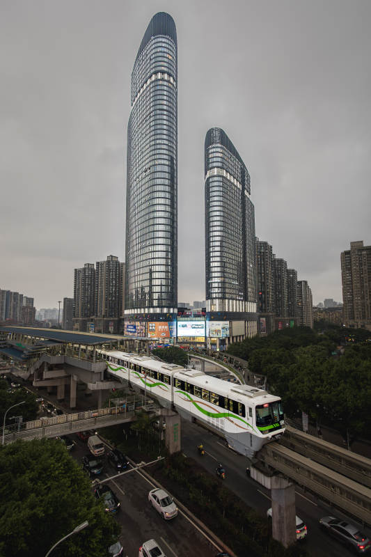 重庆城市轻轨穿高楼图片