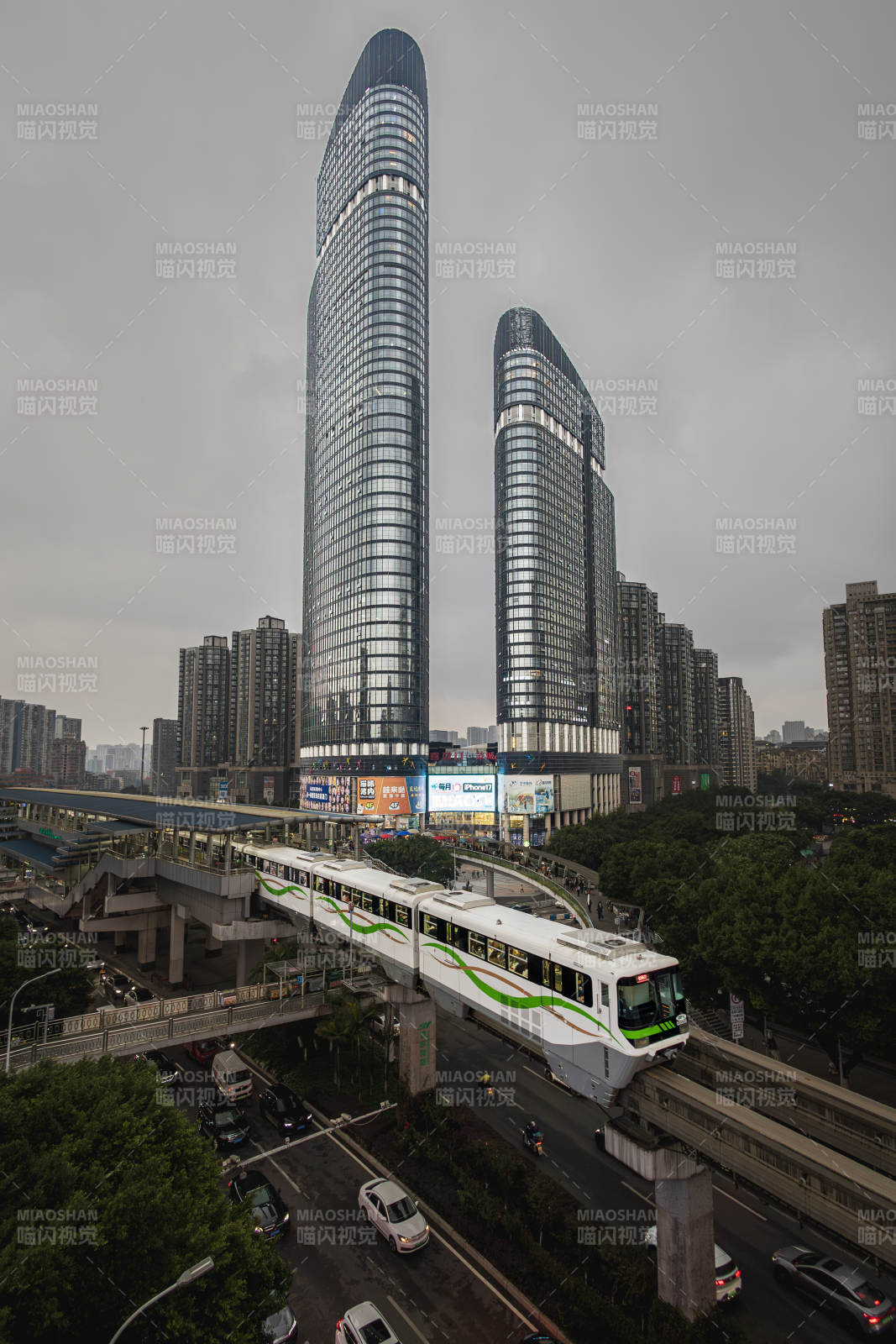 重庆城市轻轨穿高楼图片