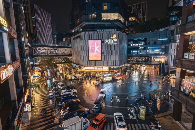 重庆夜幕下的城市街景图片