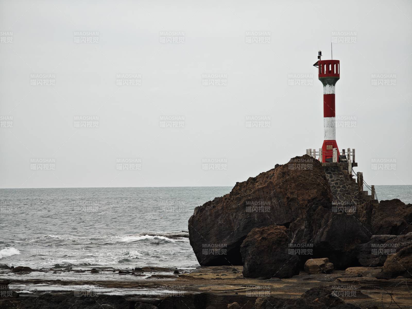 灯塔矗立海岩之上图片