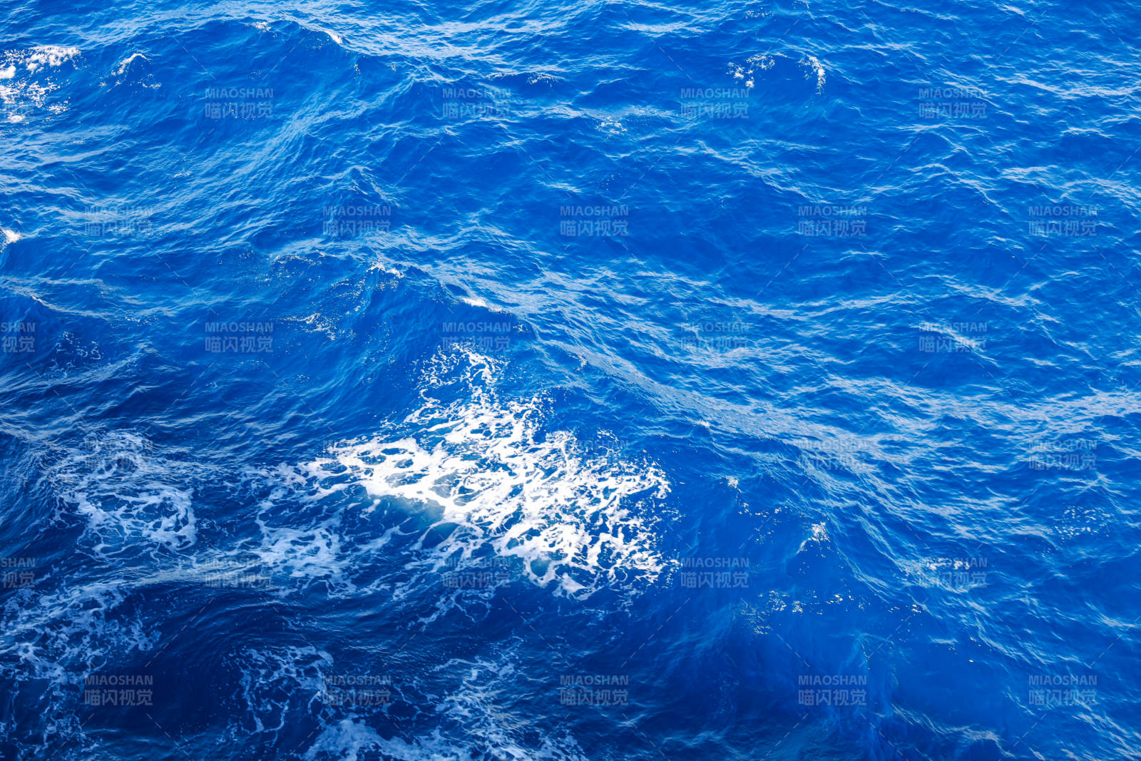 碧海波光粼粼图片