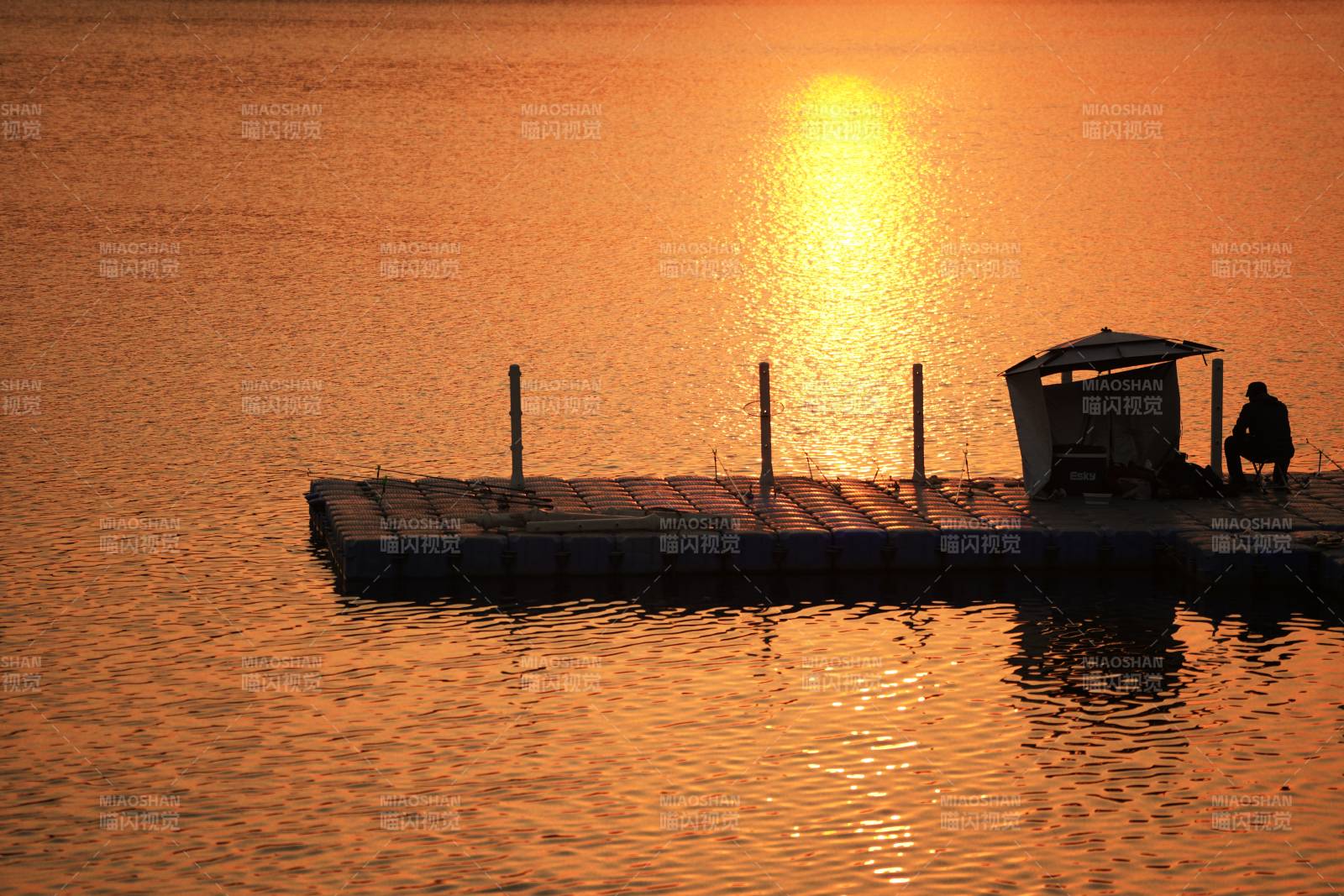 夕阳下的湖畔码头图片