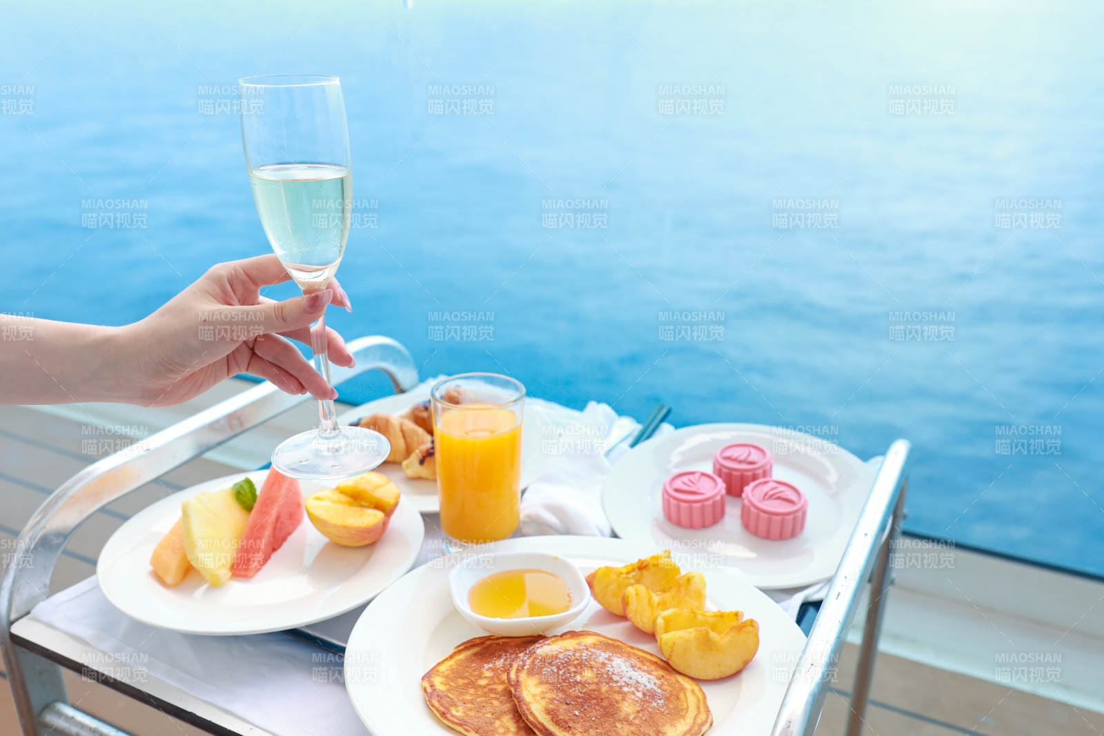 泳池边的美味早餐图片