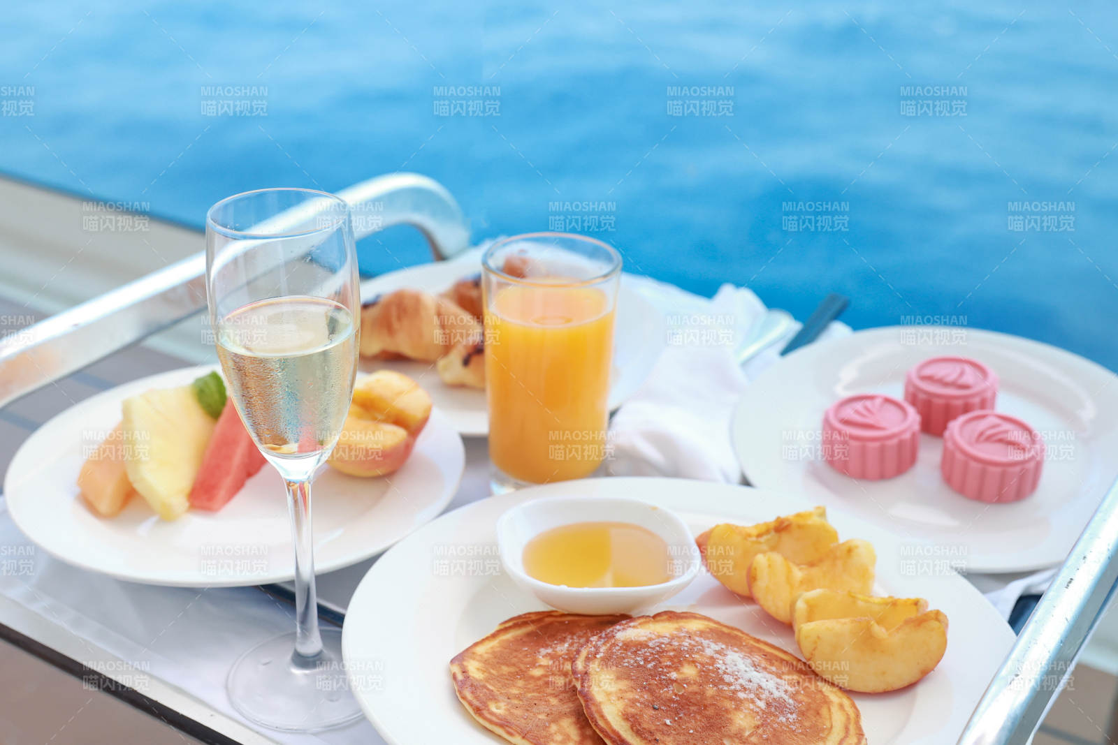 泳池边的美味早餐图片