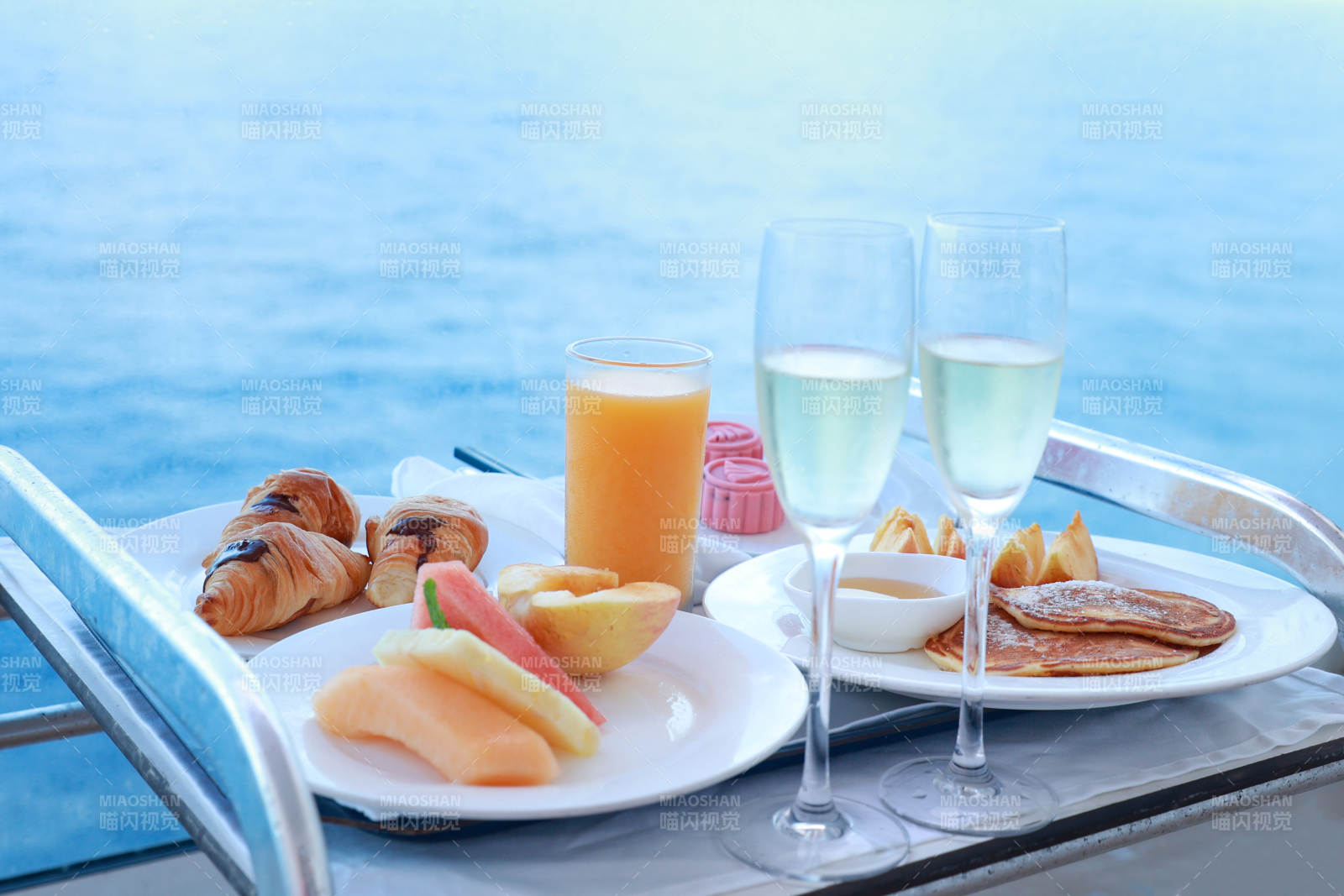 海边早餐时光图片