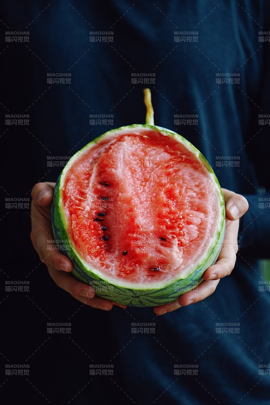 手中西瓜 鲜红诱人图片