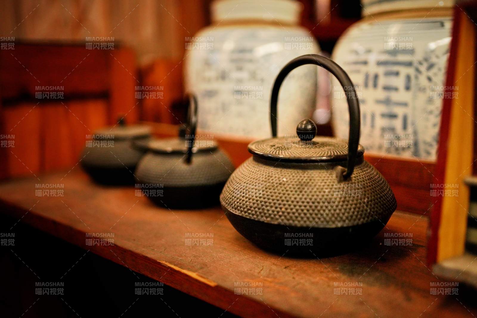 古韵茶壶静置木架图片