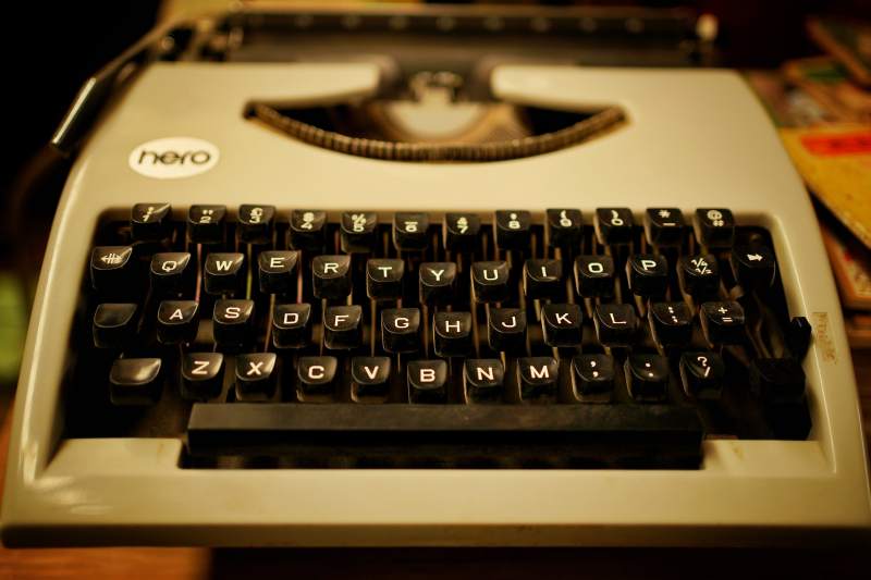 复古打字机静谧时光图片