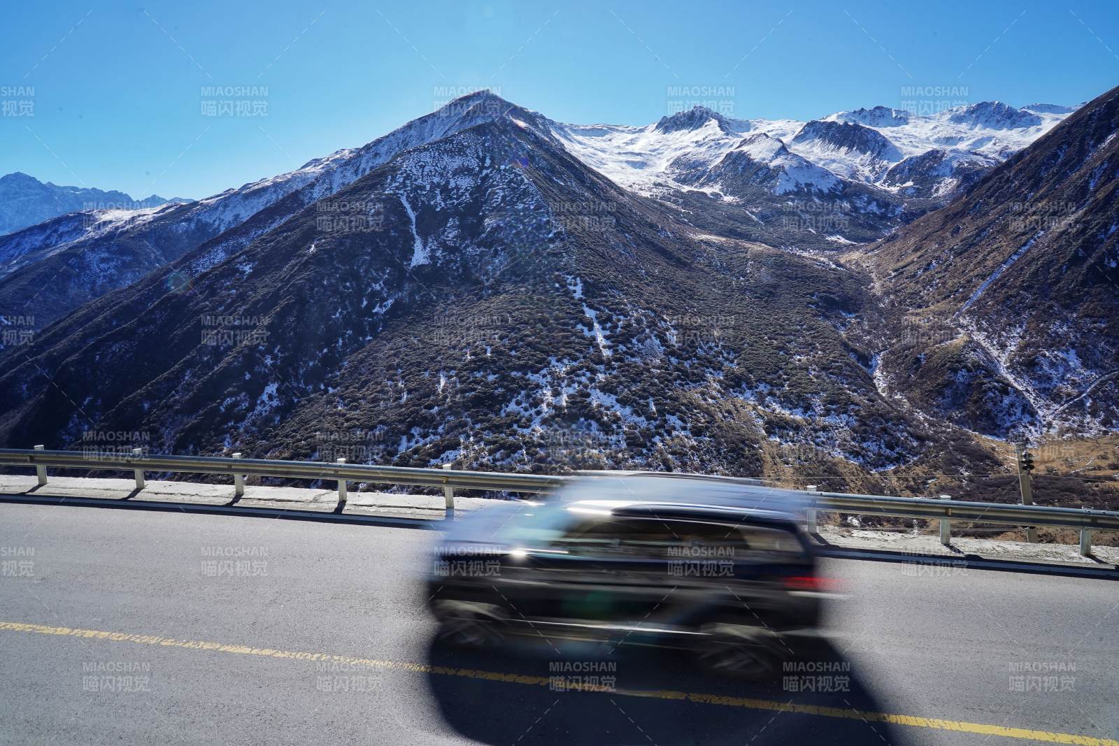 雪山公路行车图图片