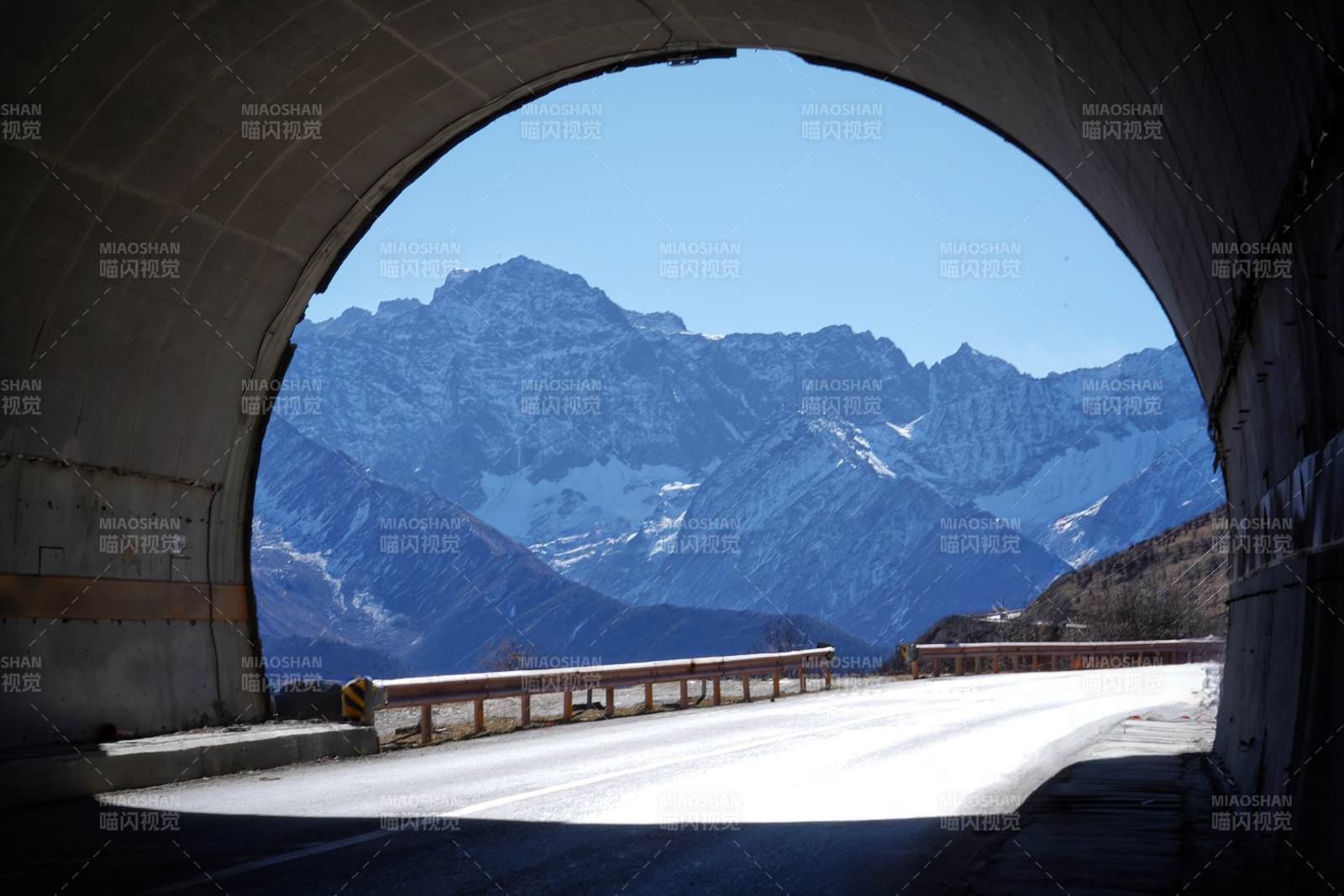 巴郎山隧道出口的风景图片