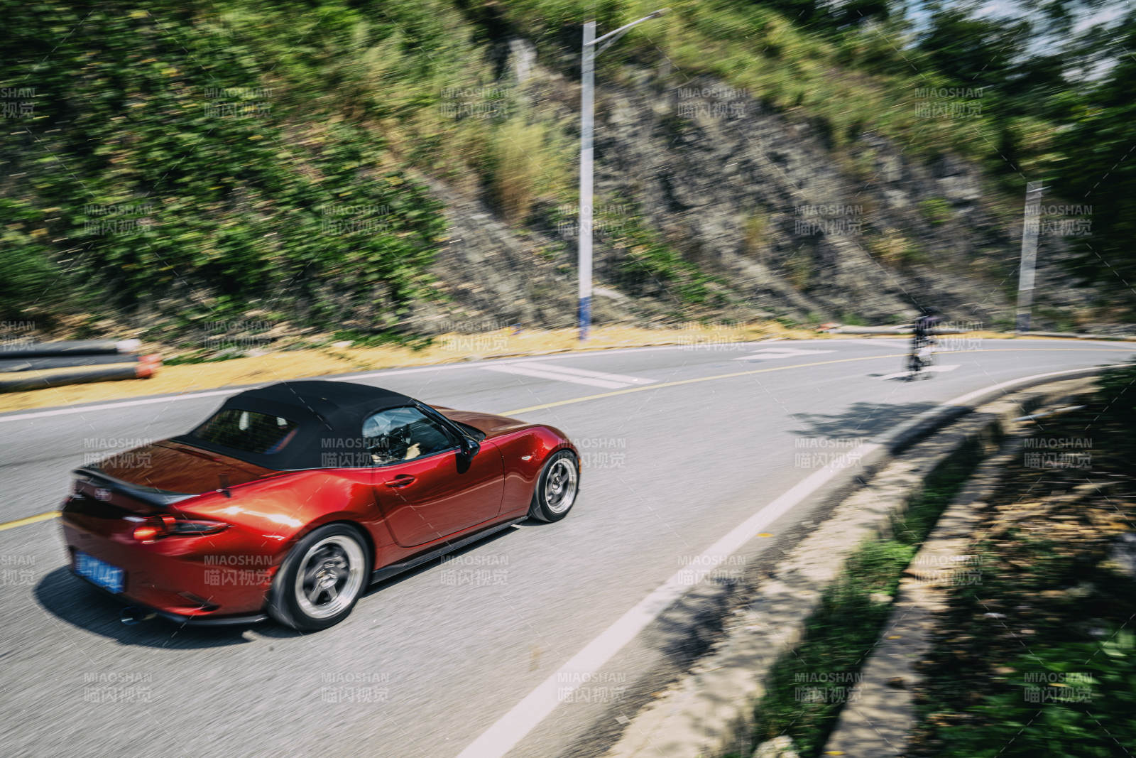 红色跑车疾驰山道图片