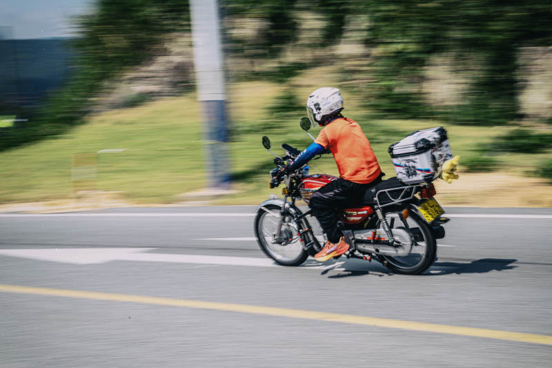 骑手疾驰街头图片