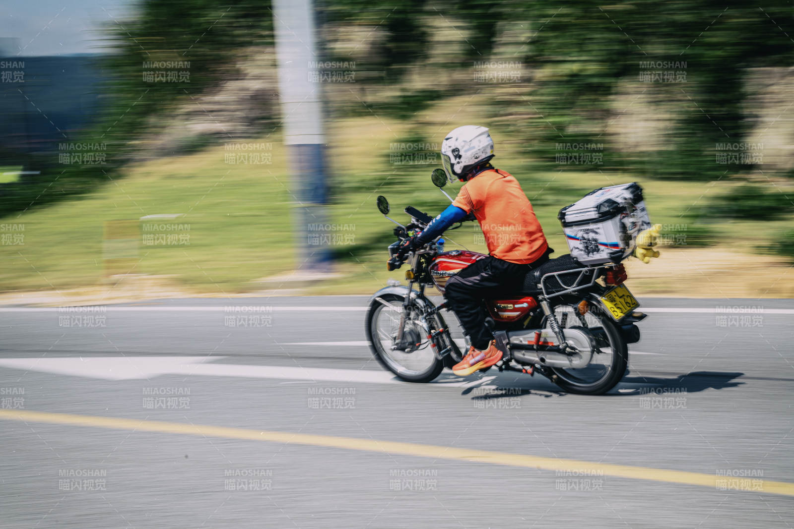 骑手疾驰街头图片