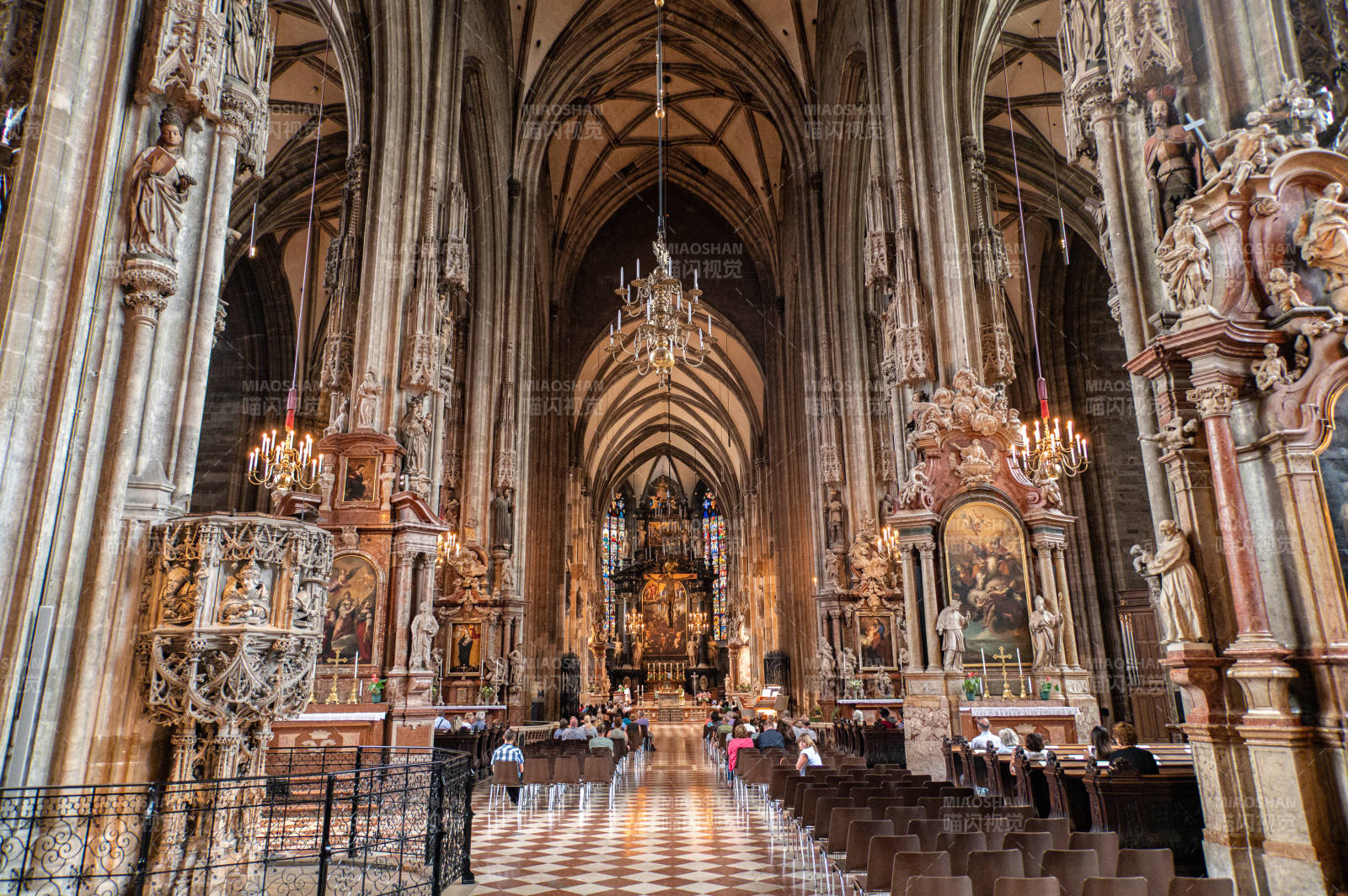 宏伟教堂内部景象宏大图片