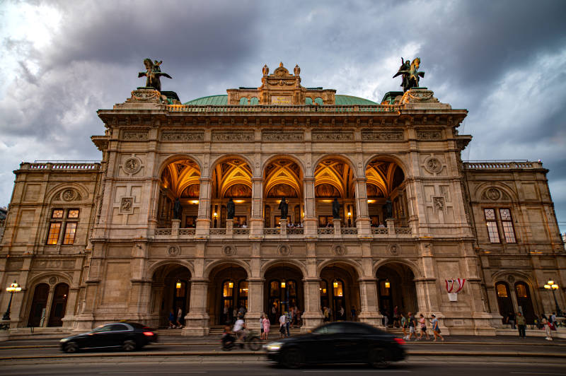 宏伟建筑前的街景（剧院门口图片